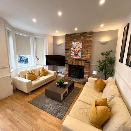 Great 4 Bedroom House - Great Location - Garden - Parking - Fast Wifi - Smart Tv - Newly Decorated - Sleeps Up To 8! Only 10 Mins Drive To Sandbanks Beach! Close To Poole & Bournemouth Экстерьер фото