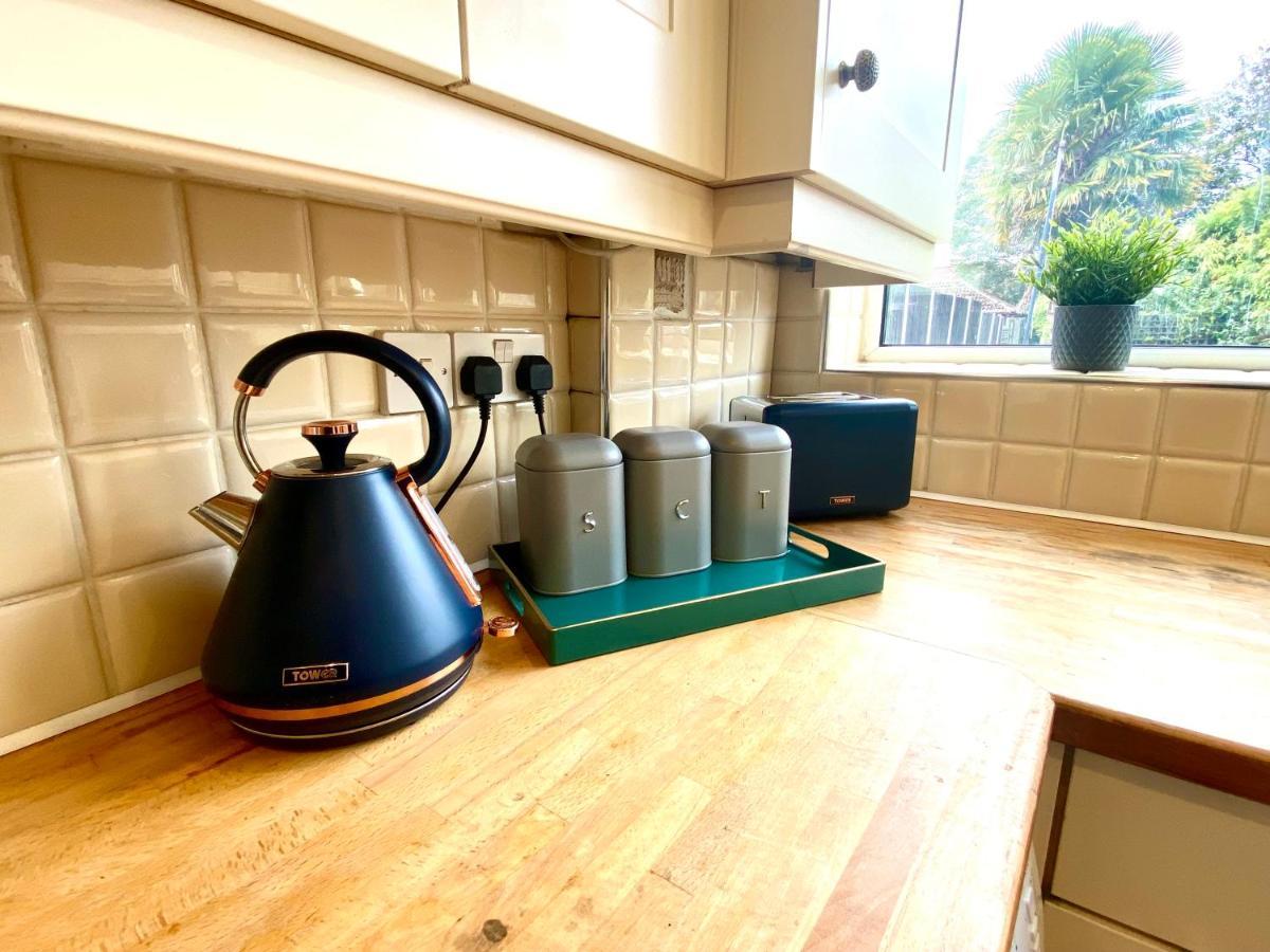 Great 4 Bedroom House - Great Location - Garden - Parking - Fast Wifi - Smart Tv - Newly Decorated - Sleeps Up To 8! Only 10 Mins Drive To Sandbanks Beach! Close To Poole & Bournemouth Экстерьер фото