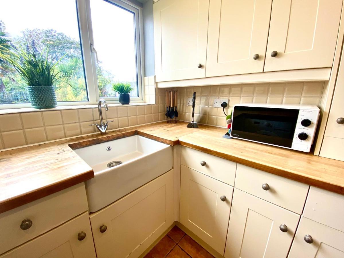 Great 4 Bedroom House - Great Location - Garden - Parking - Fast Wifi - Smart Tv - Newly Decorated - Sleeps Up To 8! Only 10 Mins Drive To Sandbanks Beach! Close To Poole & Bournemouth Экстерьер фото