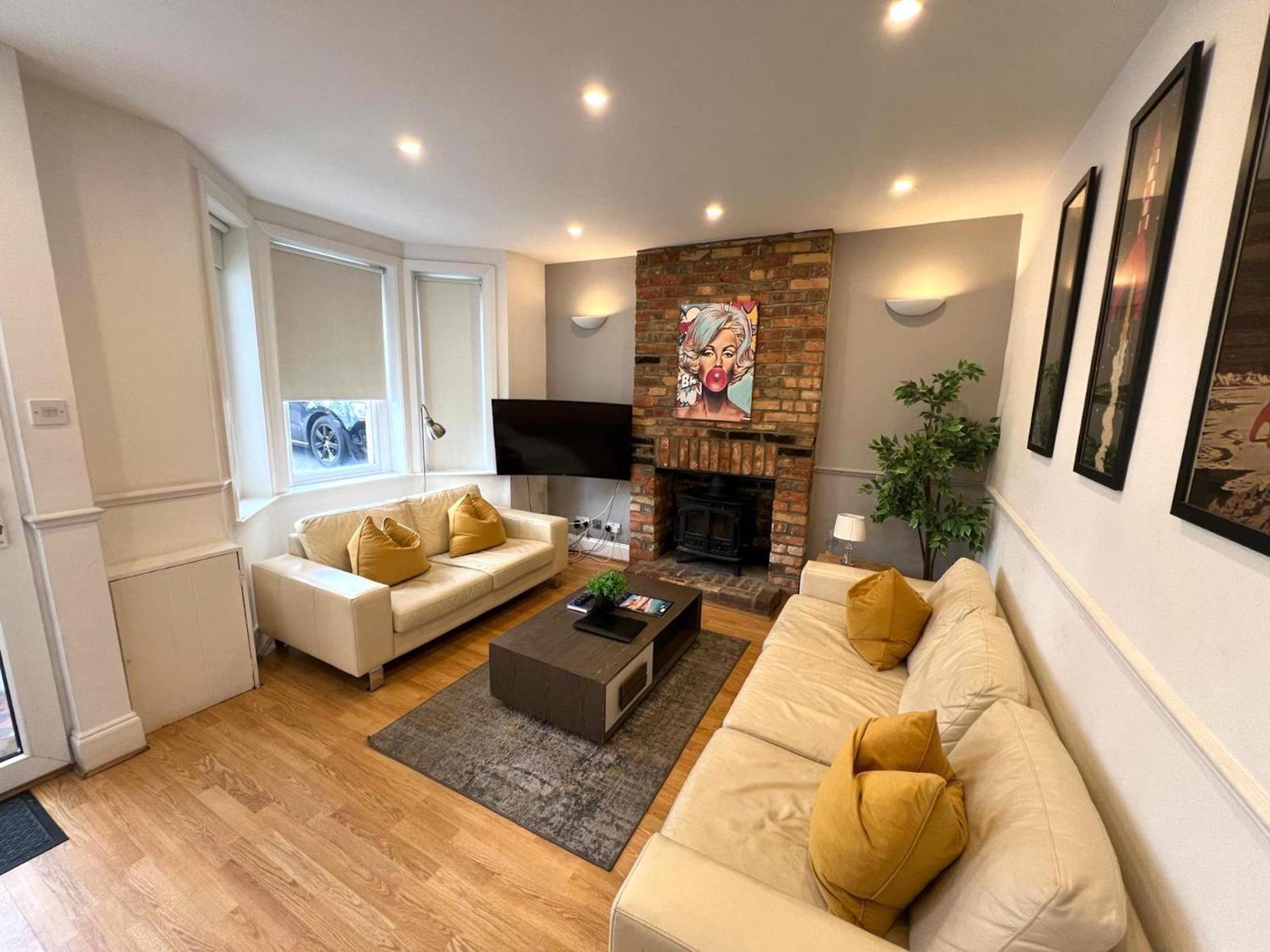 Great 4 Bedroom House - Great Location - Garden - Parking - Fast Wifi - Smart Tv - Newly Decorated - Sleeps Up To 8! Only 10 Mins Drive To Sandbanks Beach! Close To Poole & Bournemouth Экстерьер фото