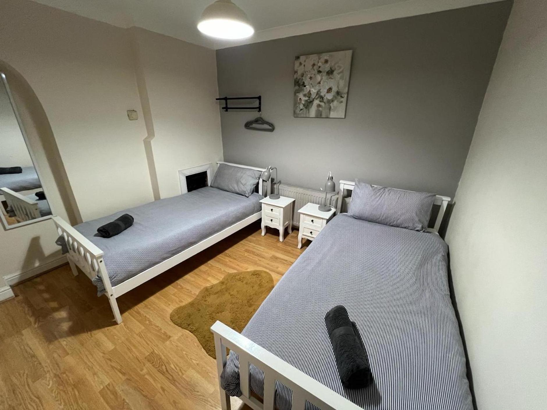 Great 4 Bedroom House - Great Location - Garden - Parking - Fast Wifi - Smart Tv - Newly Decorated - Sleeps Up To 8! Only 10 Mins Drive To Sandbanks Beach! Close To Poole & Bournemouth Экстерьер фото