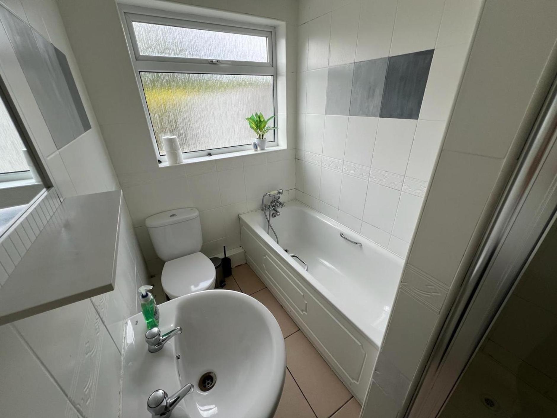 Great 4 Bedroom House - Great Location - Garden - Parking - Fast Wifi - Smart Tv - Newly Decorated - Sleeps Up To 8! Only 10 Mins Drive To Sandbanks Beach! Close To Poole & Bournemouth Экстерьер фото
