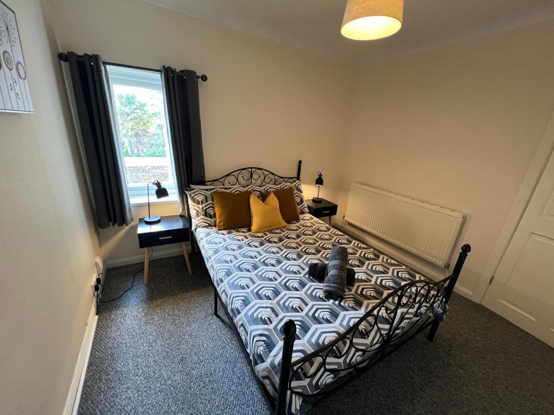 Great 4 Bedroom House - Great Location - Garden - Parking - Fast Wifi - Smart Tv - Newly Decorated - Sleeps Up To 8! Only 10 Mins Drive To Sandbanks Beach! Close To Poole & Bournemouth Экстерьер фото