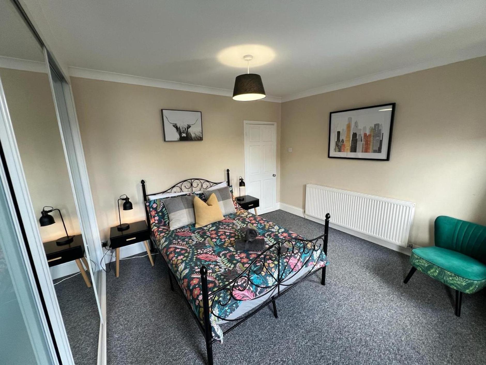 Great 4 Bedroom House - Great Location - Garden - Parking - Fast Wifi - Smart Tv - Newly Decorated - Sleeps Up To 8! Only 10 Mins Drive To Sandbanks Beach! Close To Poole & Bournemouth Экстерьер фото